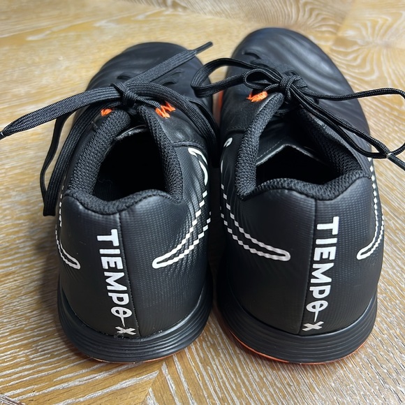 NIKE Tiempo Legendx 7 Academy IC Youth Black Orange Sneaker 6Y - Picture 5 of 11